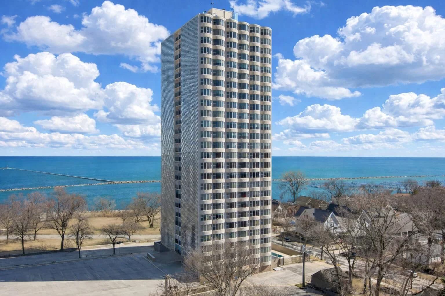 2525 Shore, Milwaukee, WI 53207