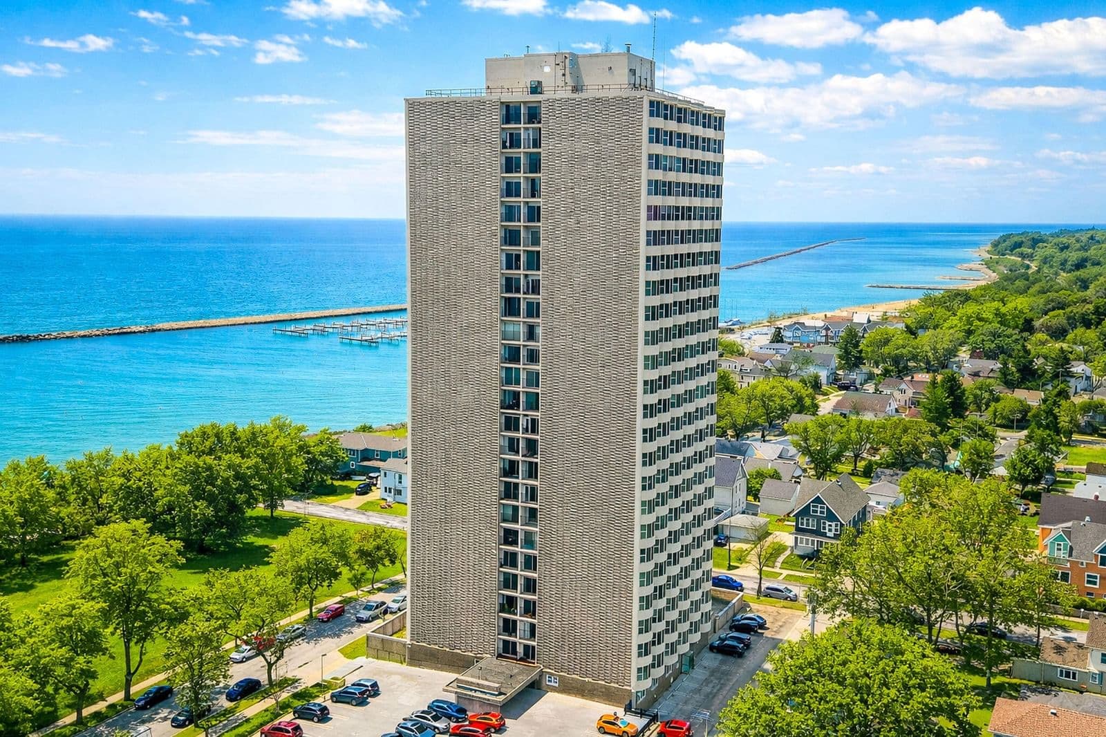 2525 Shore, Milwaukee, WI 53207