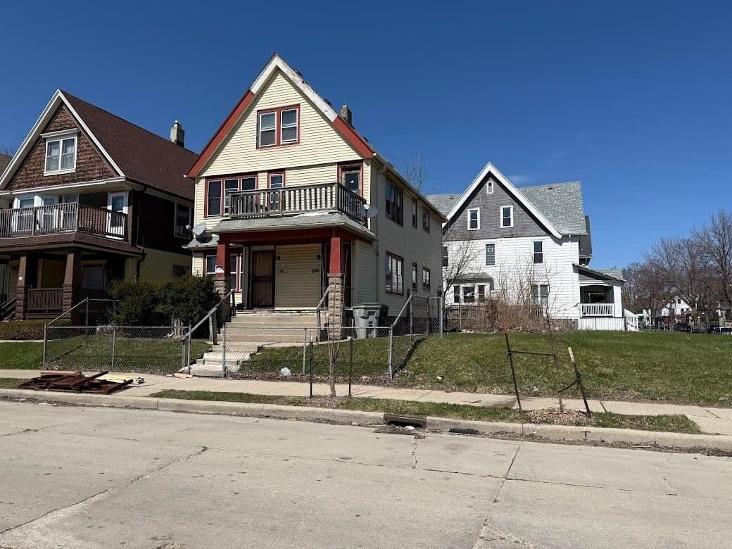906 Chambers, Milwaukee, WI 53206