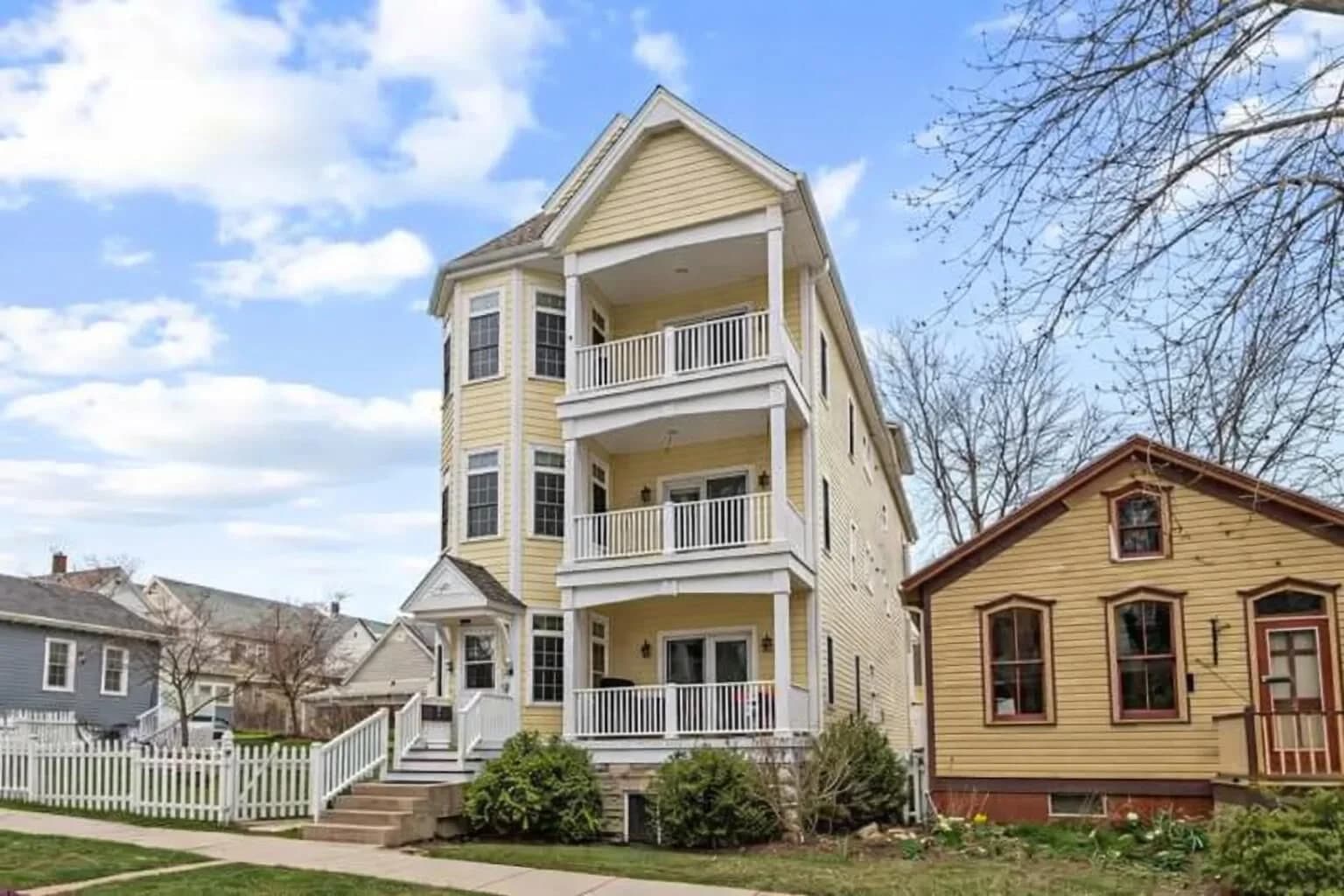224 Lloyd, Milwaukee, WI 53212