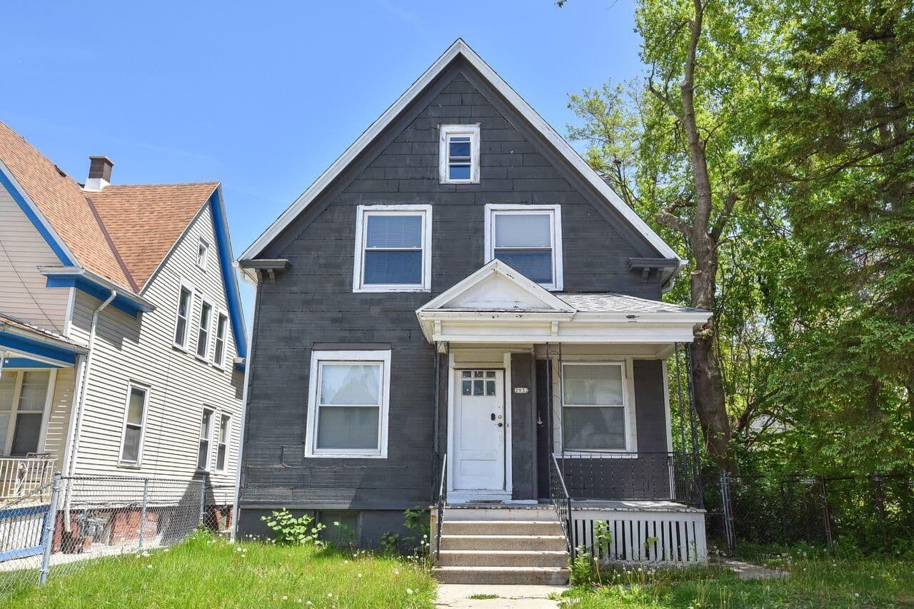 2932 Holton, Milwaukee, WI 53212