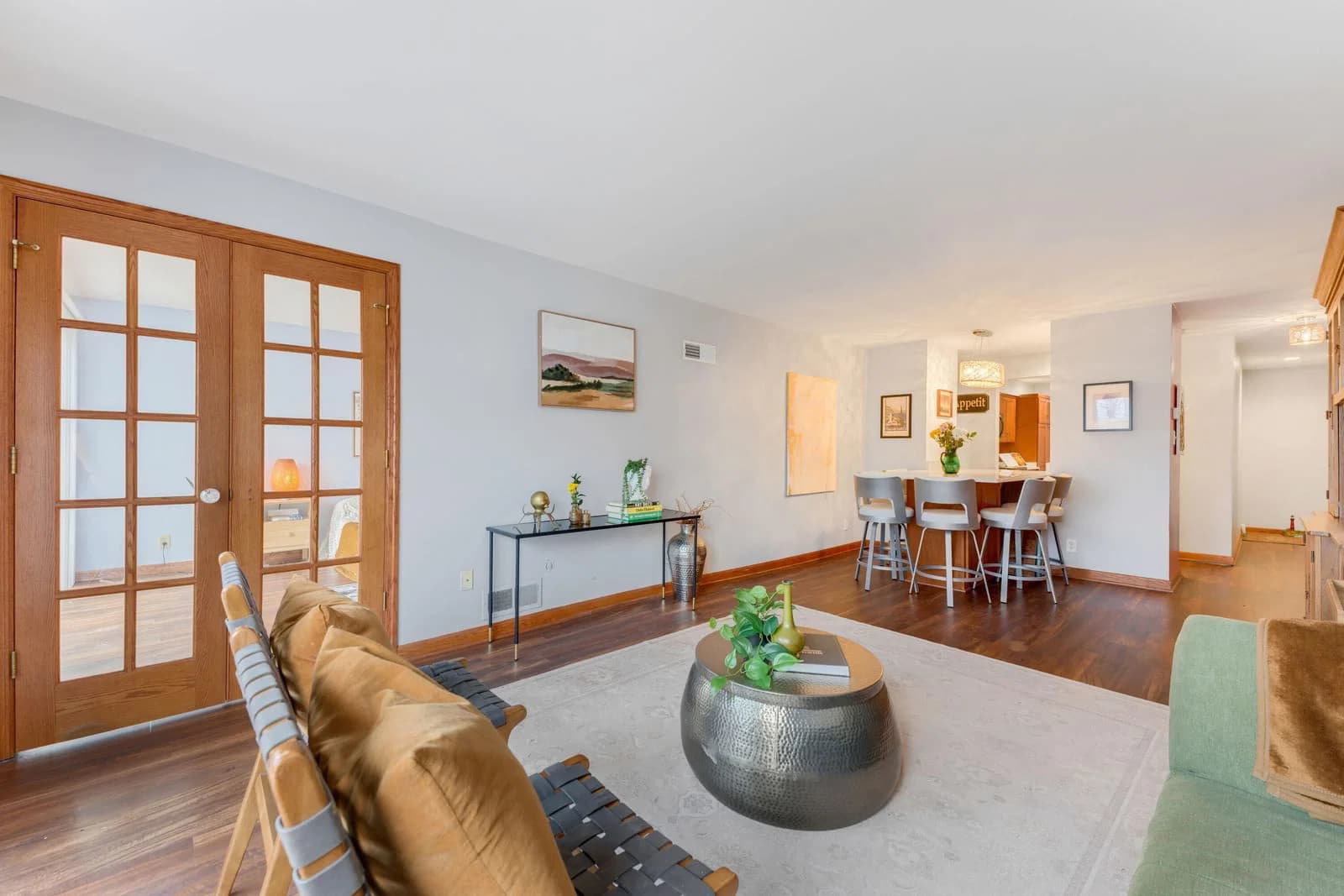 2525 Shore, Milwaukee, WI 53207