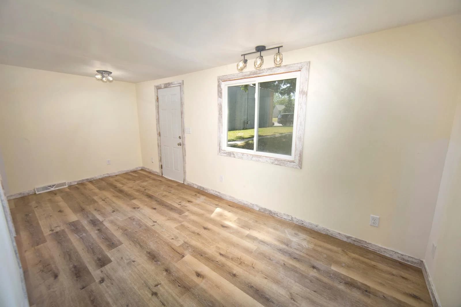 4730 Forest Home 3