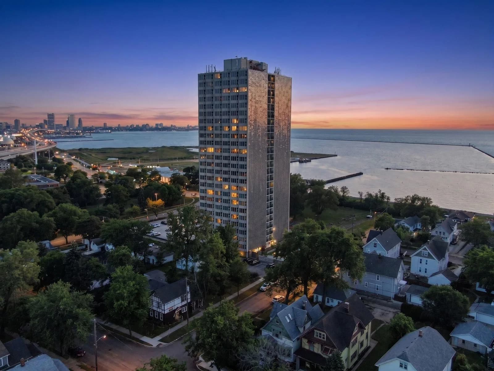 2525 Shore, Milwaukee, WI 53207