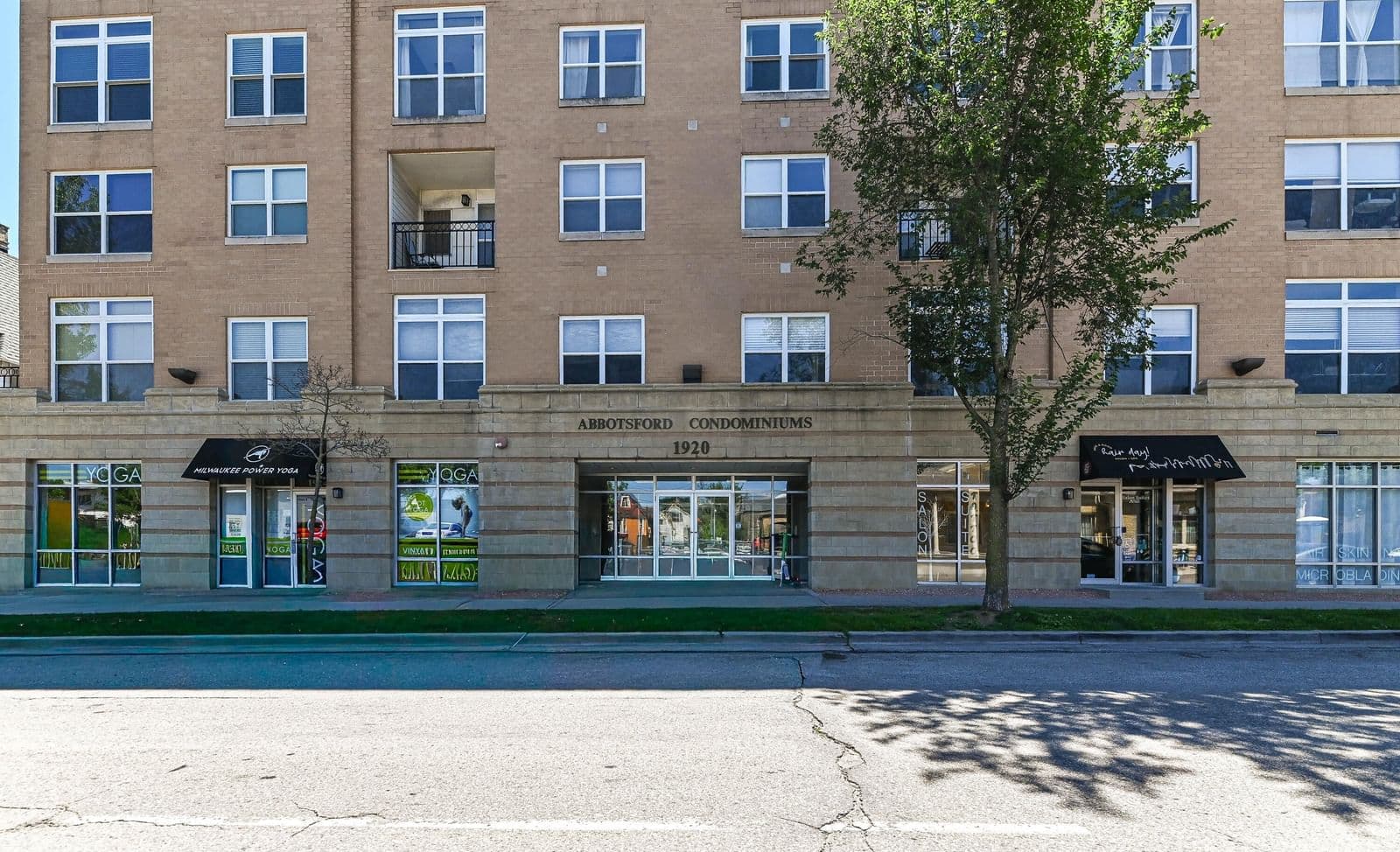 1920 Farwell, Milwaukee, WI 53202