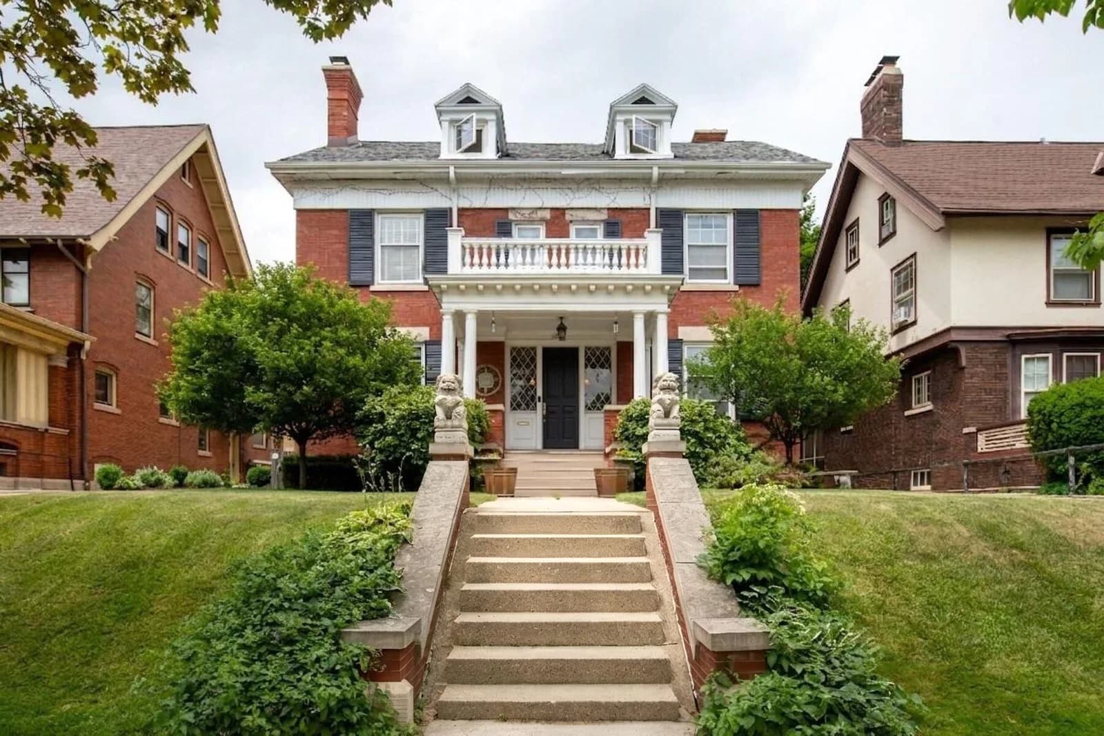 2667 Summit, Milwaukee, WI 53211