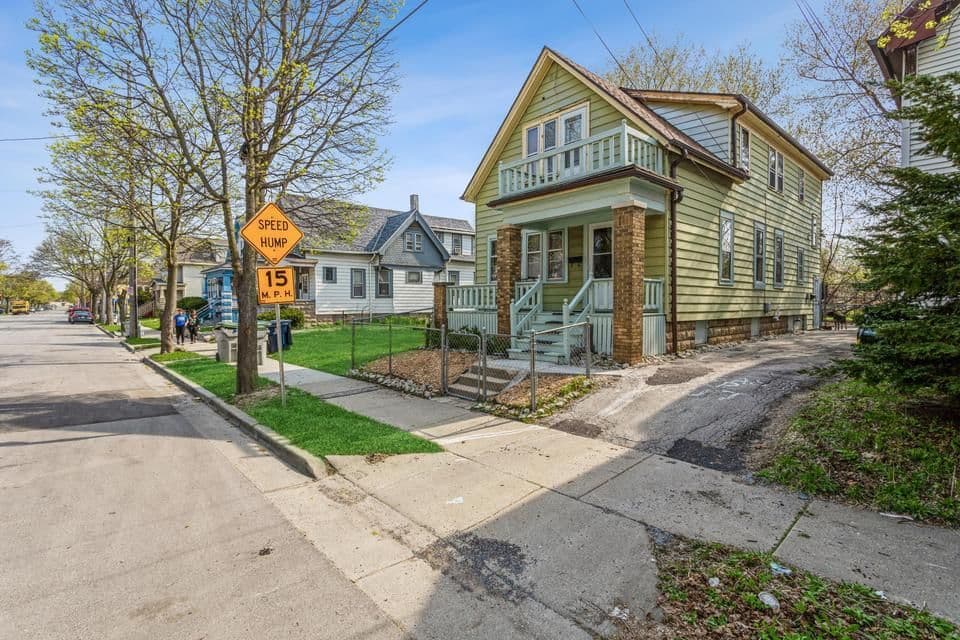 2832 12th, Milwaukee, WI 53206