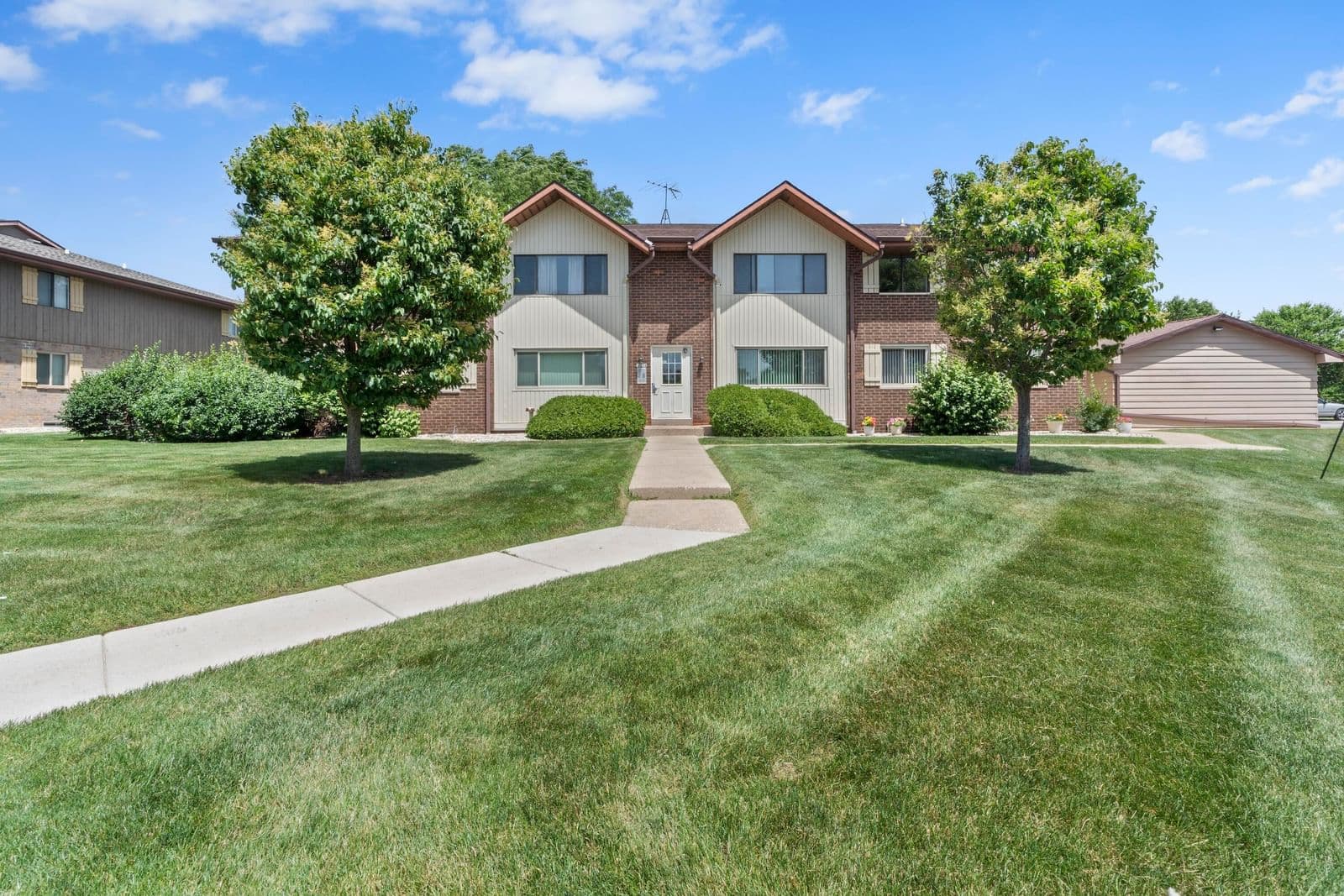 10364 Whitnall Edge, Franklin, WI 53132