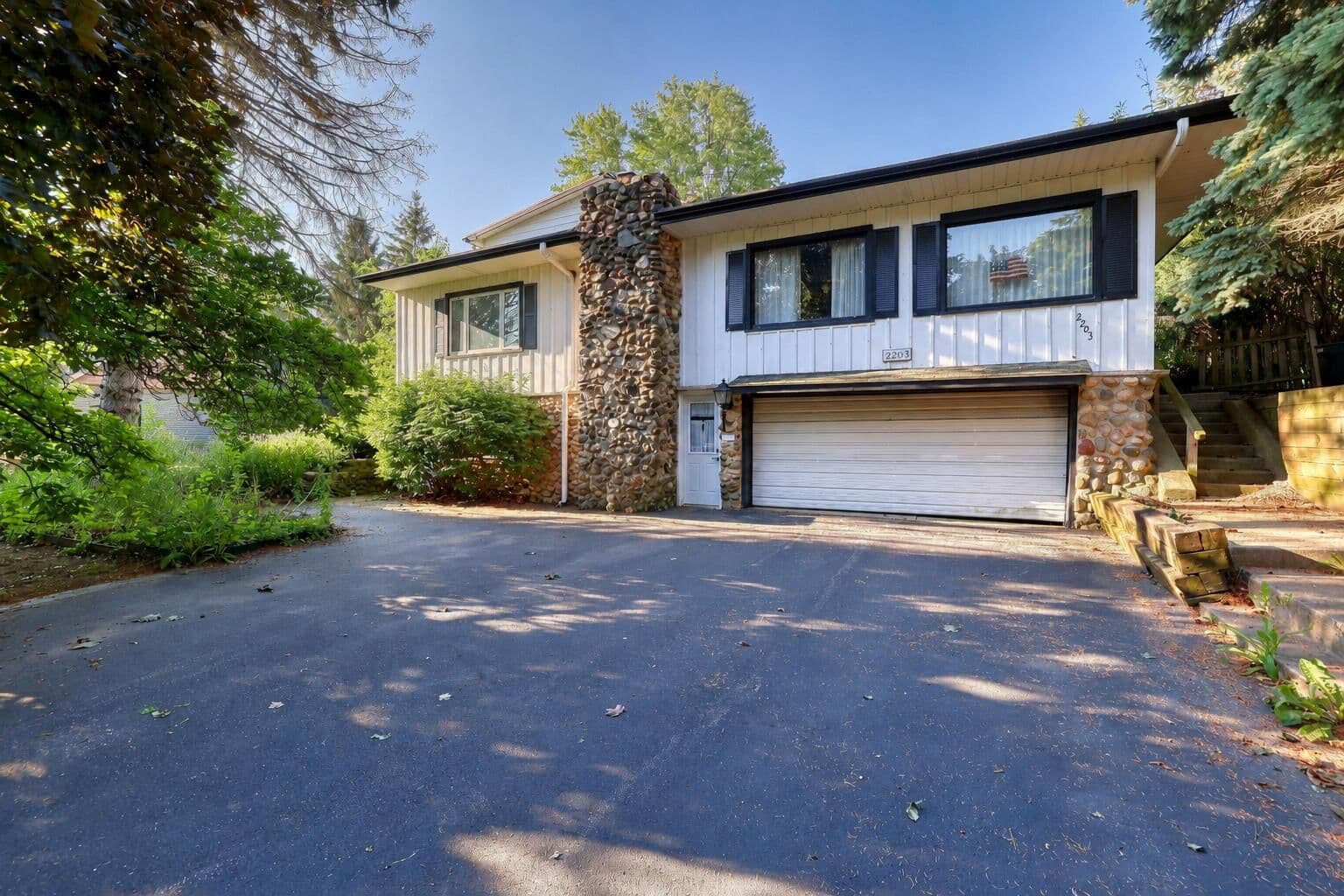 2203 Goldcrest, Milwaukee, WI 53221