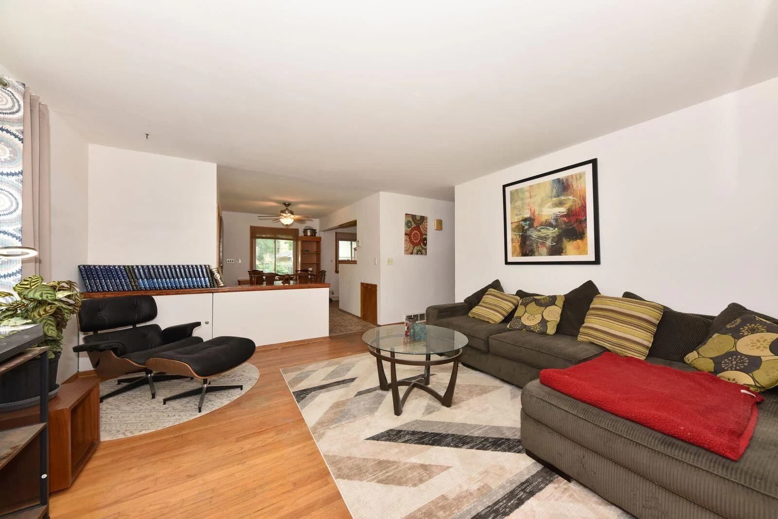 8605 Lawrence 4