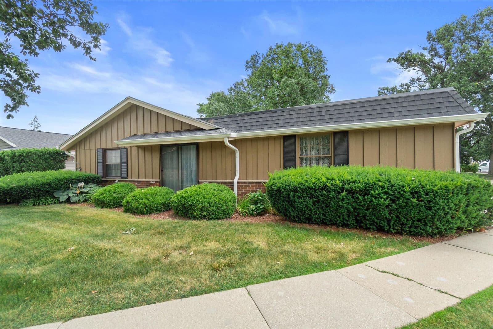 5228 Woodbridge, Greenfield, WI 53221
