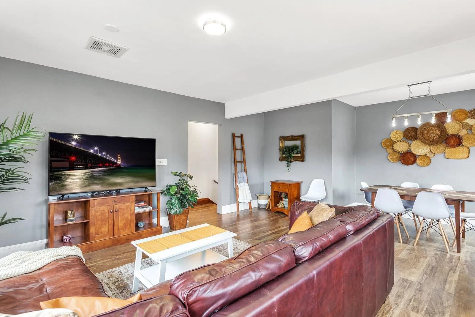 3041 Oakland, Milwaukee, WI 53211