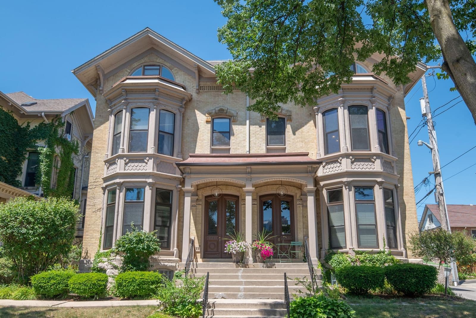 912 Pleasant, Milwaukee, WI 53202