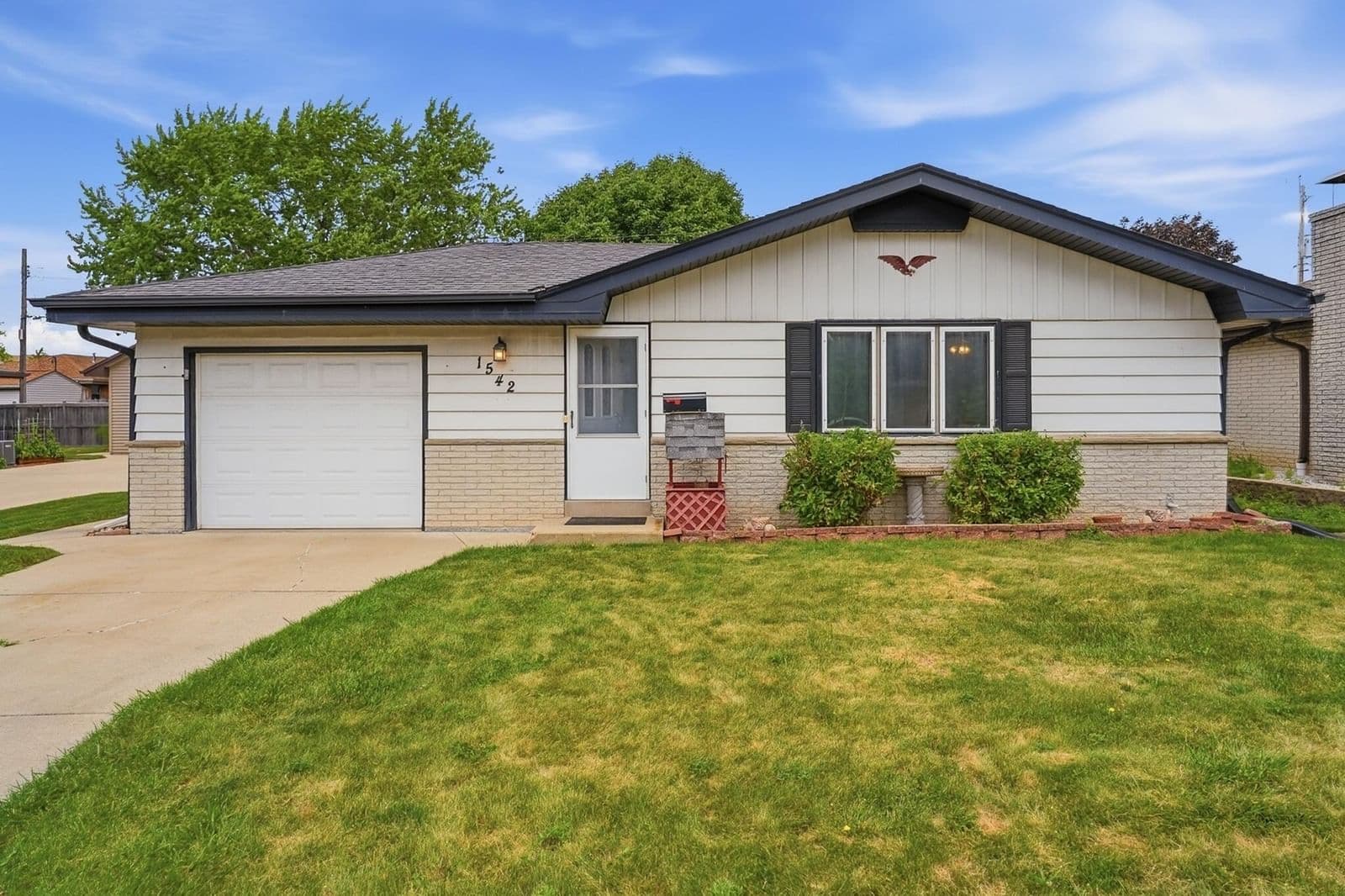 1542 Iona, Milwaukee, WI 53221