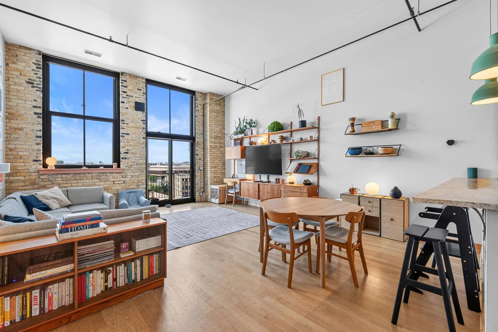 239 Chicago, Milwaukee, WI 53202