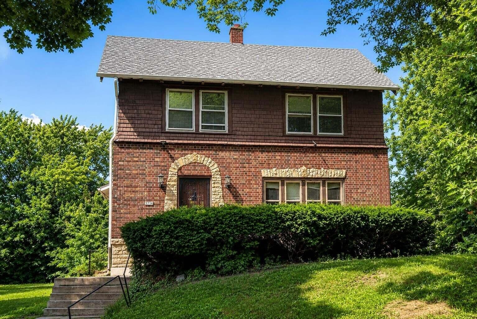 3716 Sarnow, Milwaukee, WI 53208