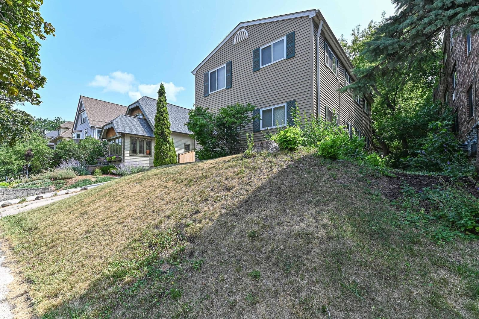 2520 Murray, Milwaukee, WI 53211