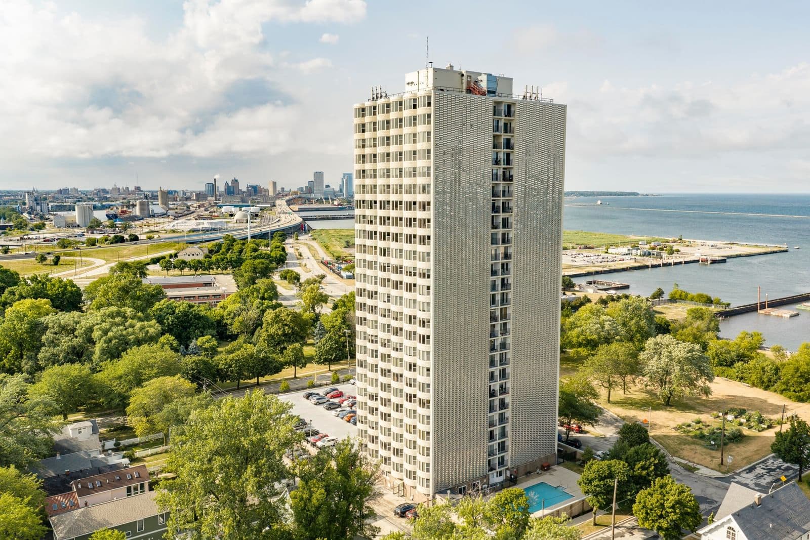 2525 Shore, Milwaukee, WI 53207