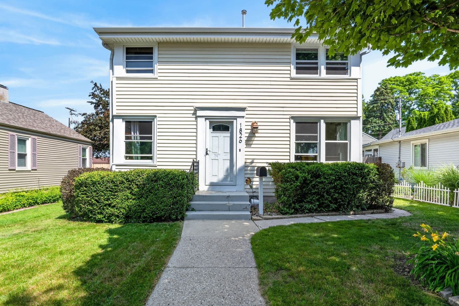 1826 Fernwood, Milwaukee, WI 53207