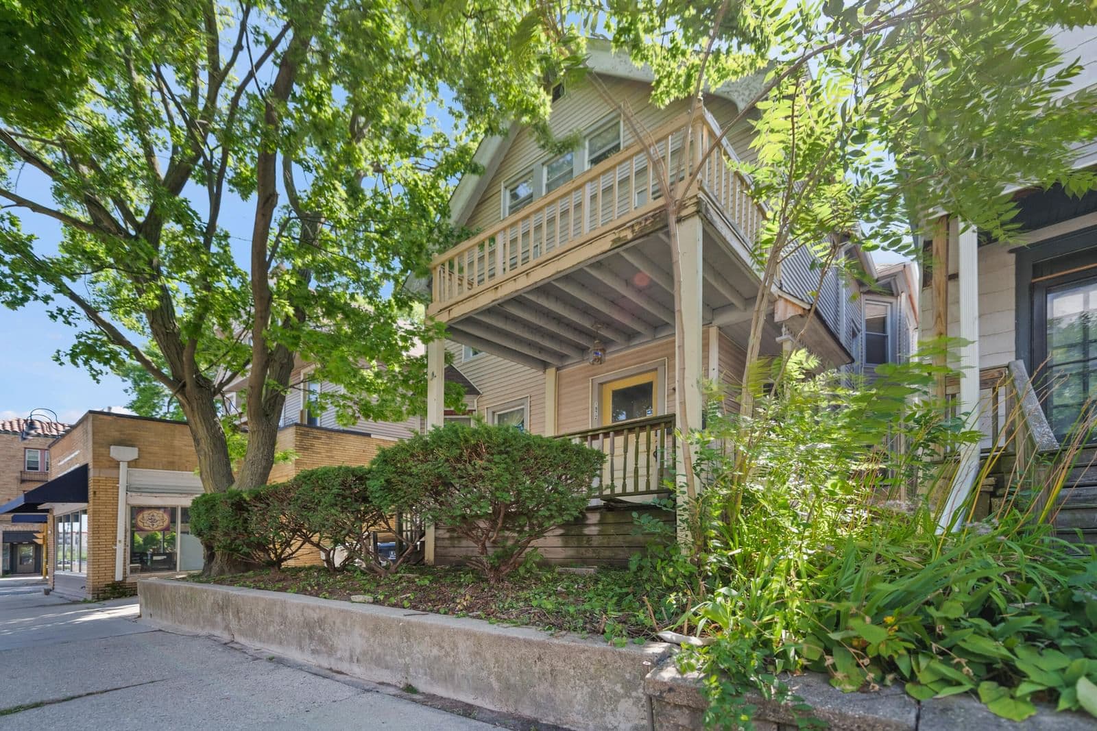 1972 Farwell, Milwaukee, WI 53202