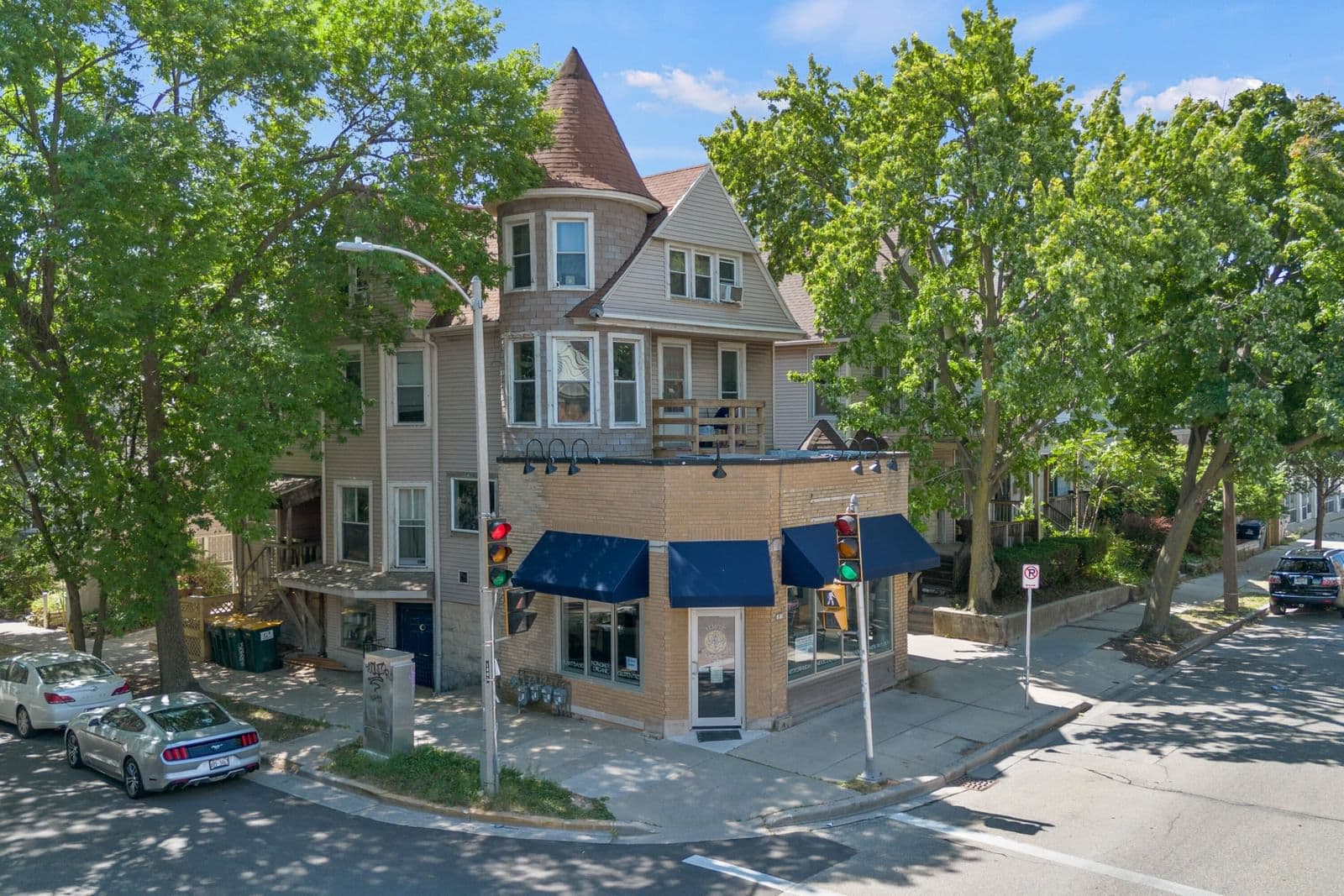 1976 Farwell, Milwaukee, WI 53202