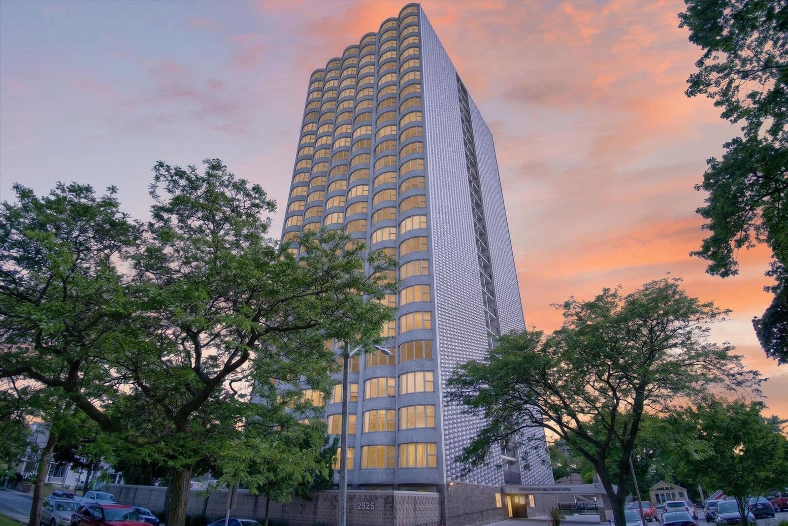 2525 Shore, Milwaukee, WI 53207