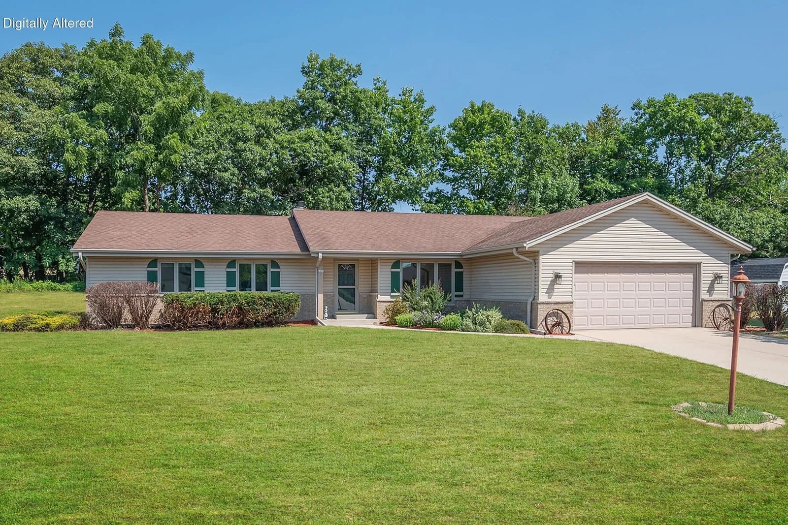 8319 Woodridge, Oak Creek, WI 53154