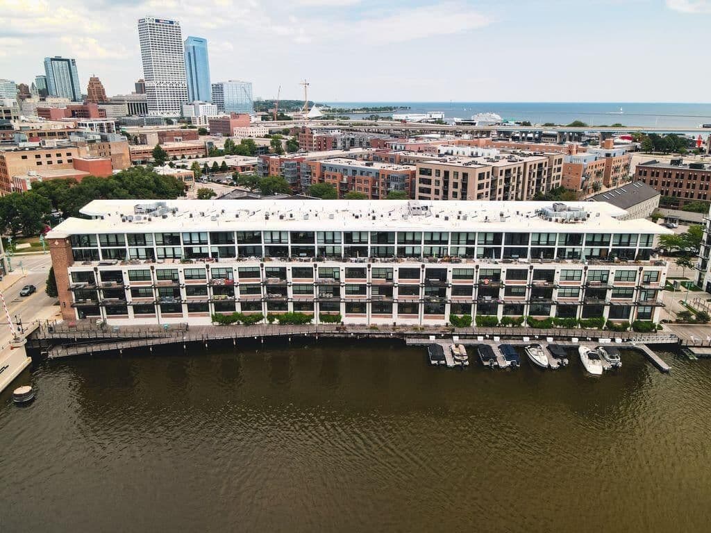 311 Erie, Milwaukee, WI 53202