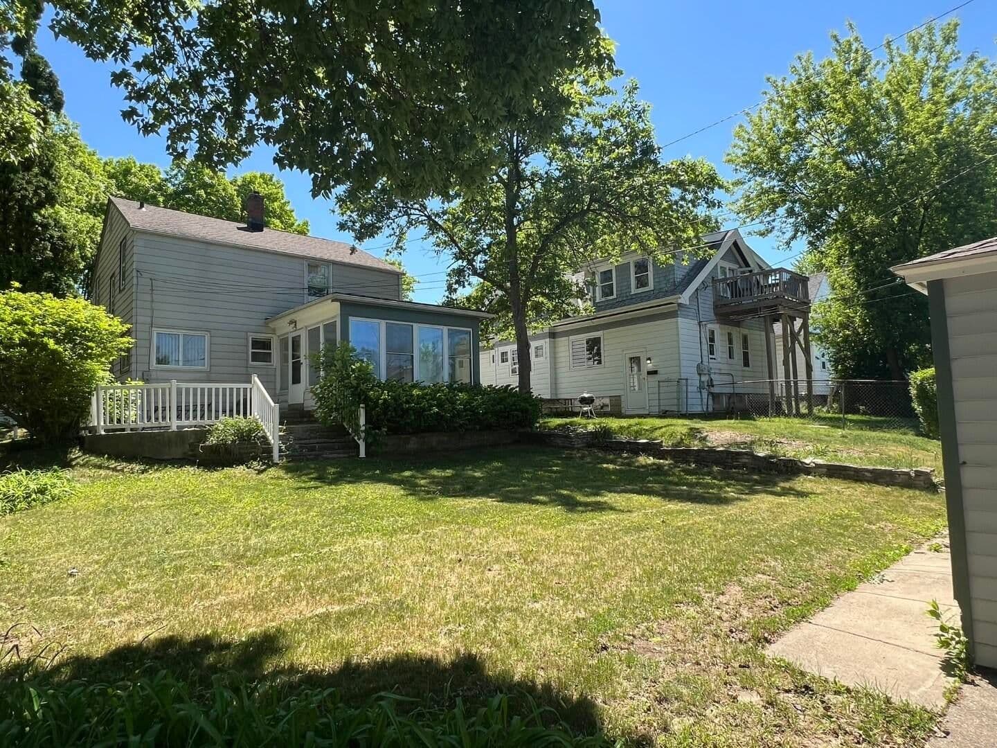 6402 Girard 5