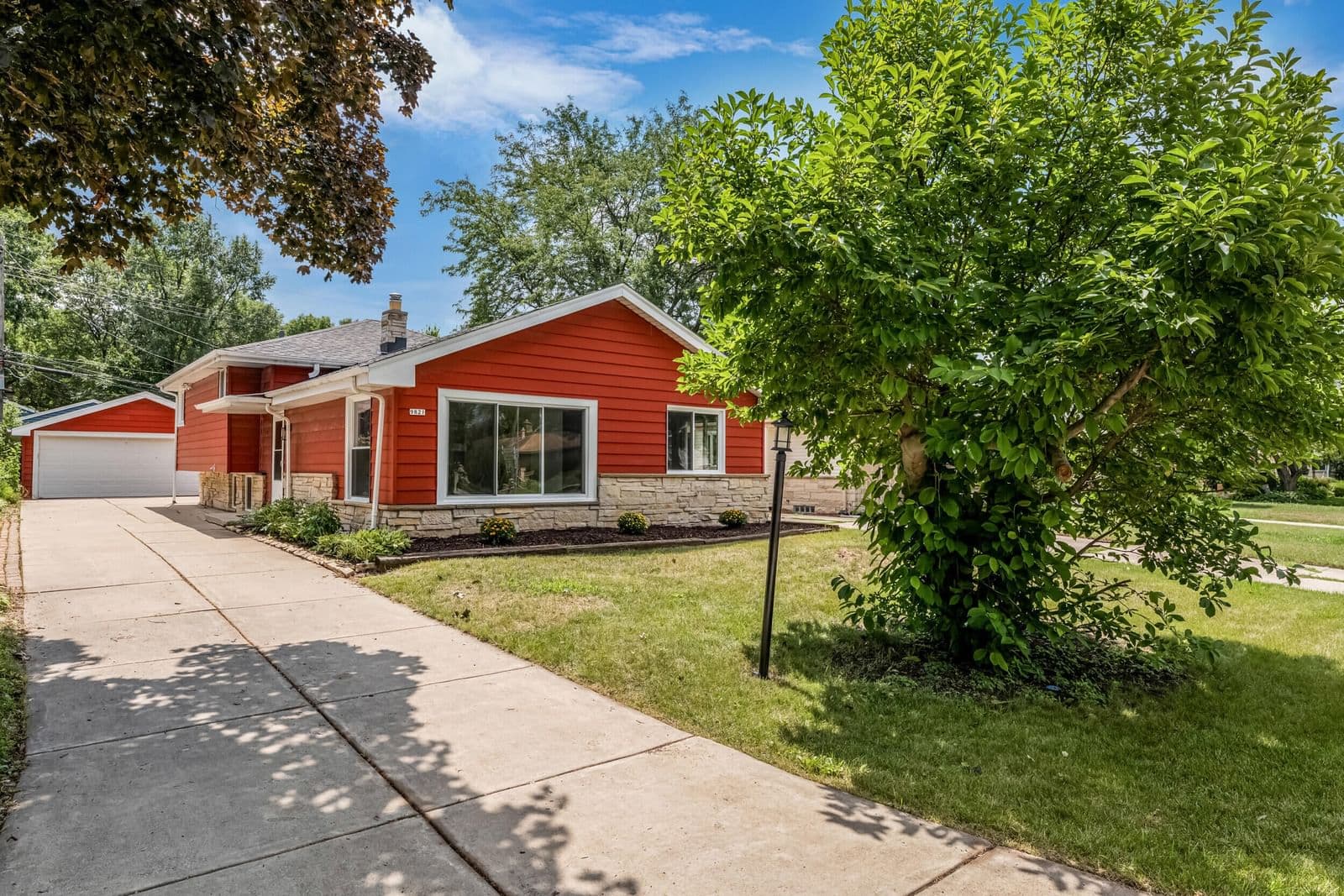 9821 Grantosa, Wauwatosa, WI 53222