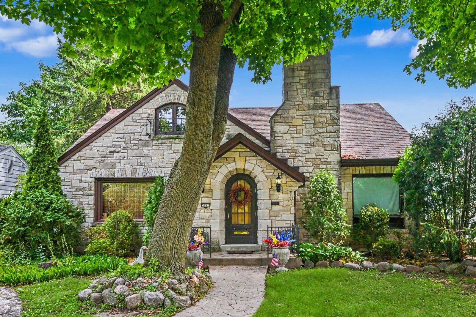 5223 Hayes, West Allis, WI 53219