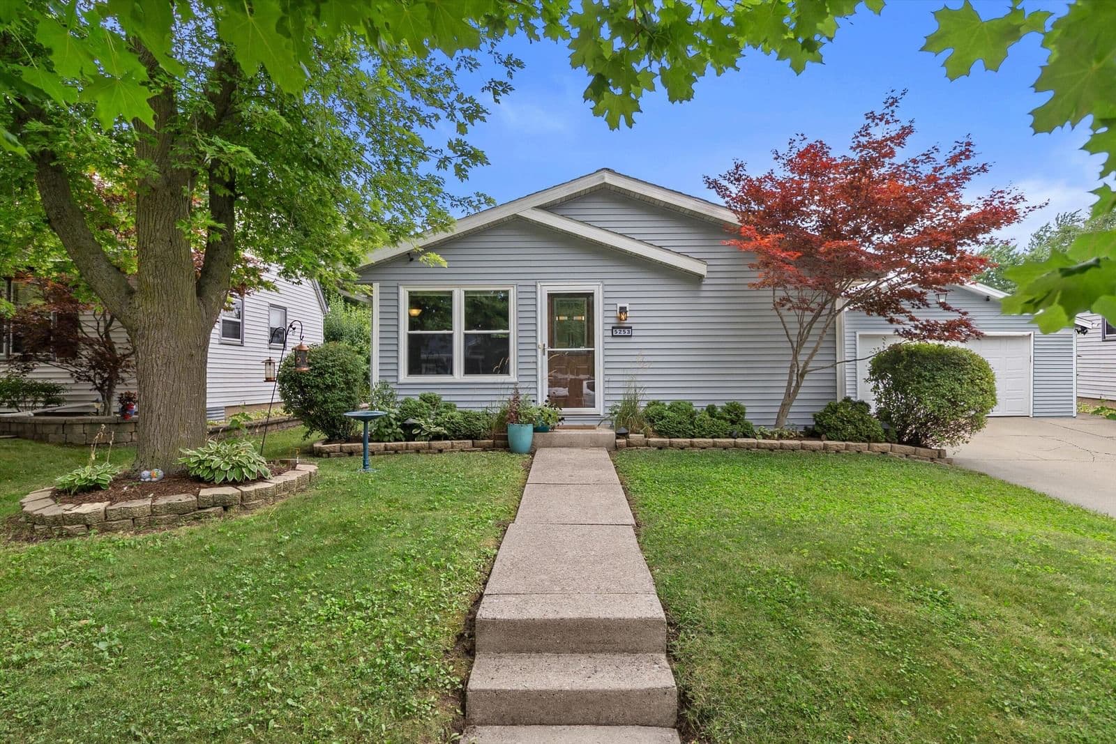 5253 8th, Milwaukee, WI 53221