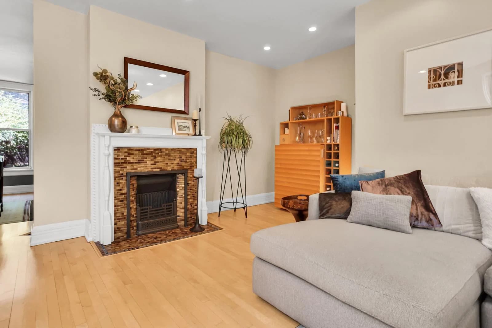 1323 Astor 5