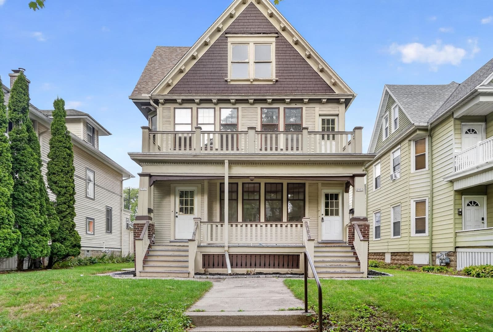 2951 Farwell, Milwaukee, WI 53211