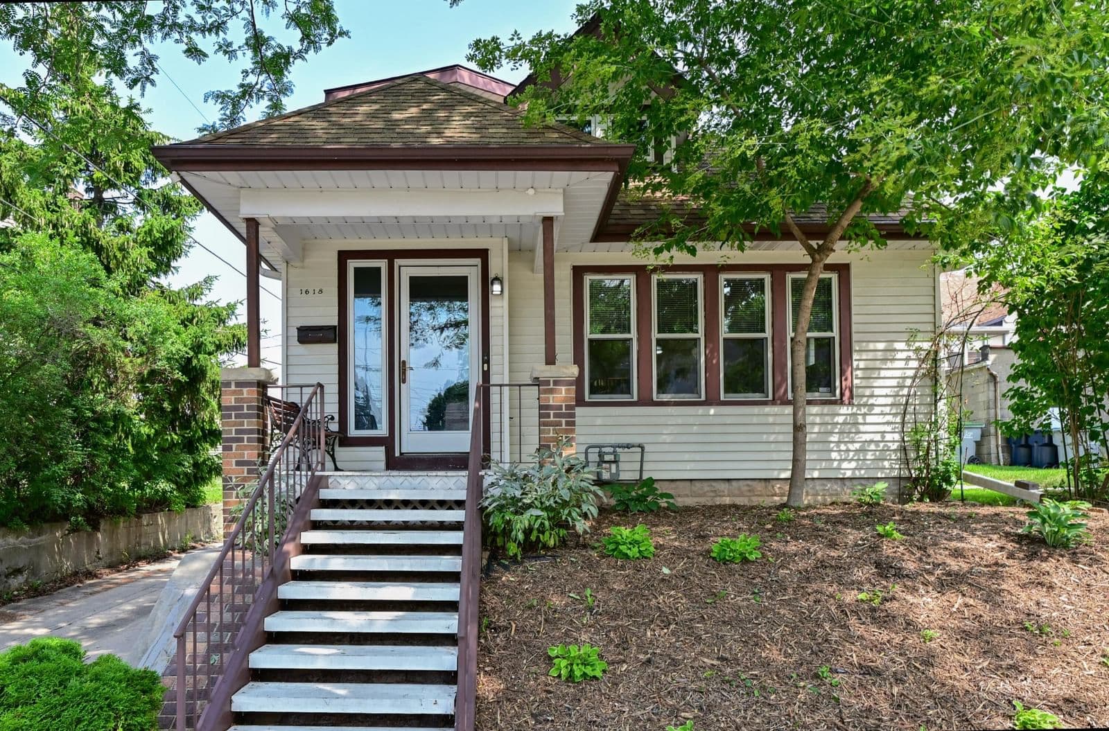 1618 Newport, Milwaukee, WI 53211