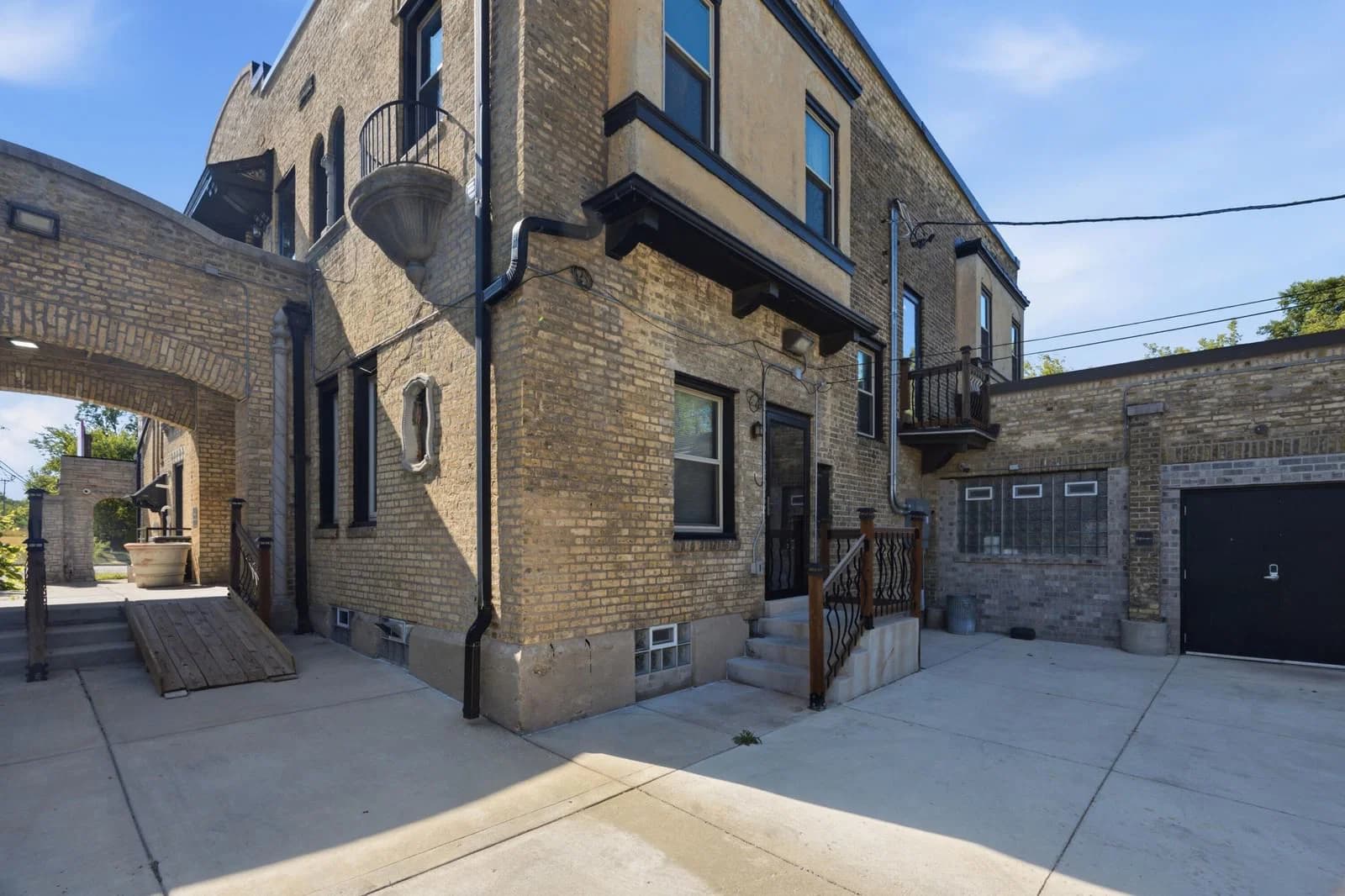 3514 Port Washington 4