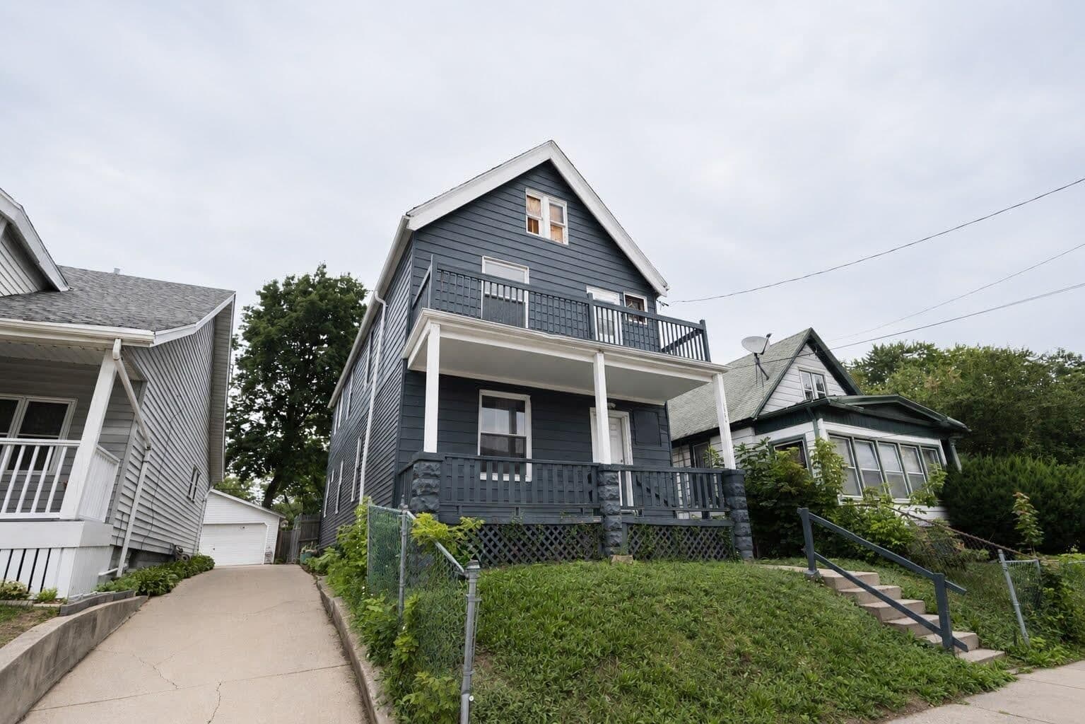 1554 Chambers, Milwaukee, WI 53206