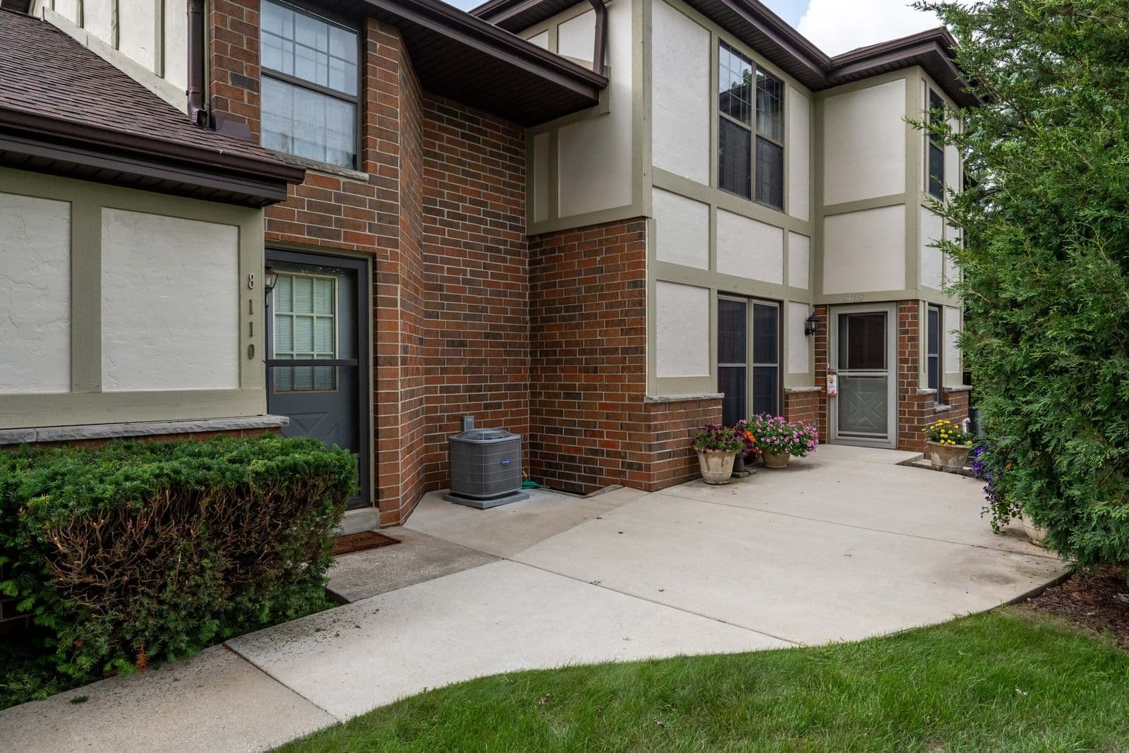 8110 Forest Hills 2