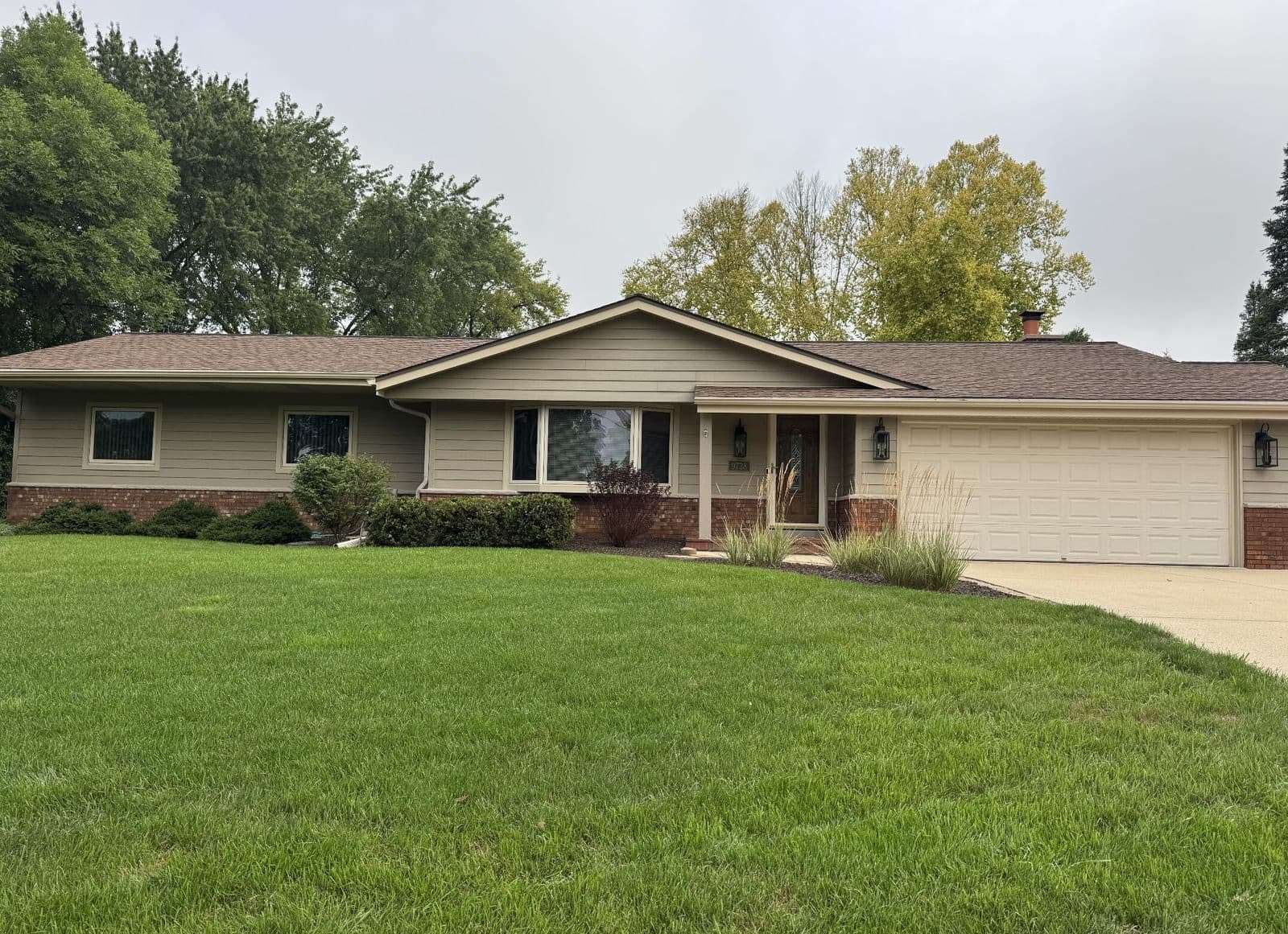 9738 Barnard, Greenfield, WI 53228