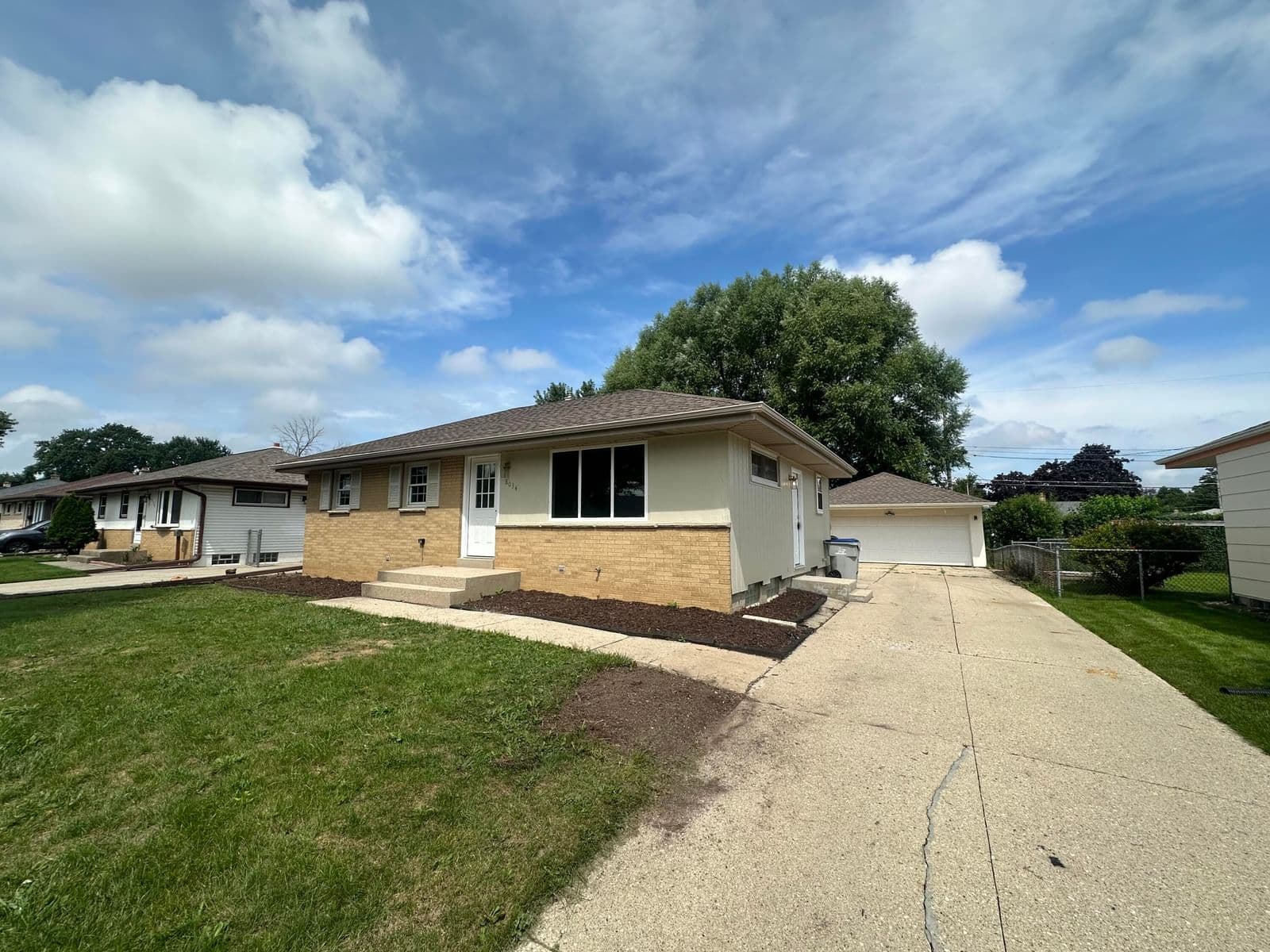 8034 Tesch, Milwaukee, WI 53220