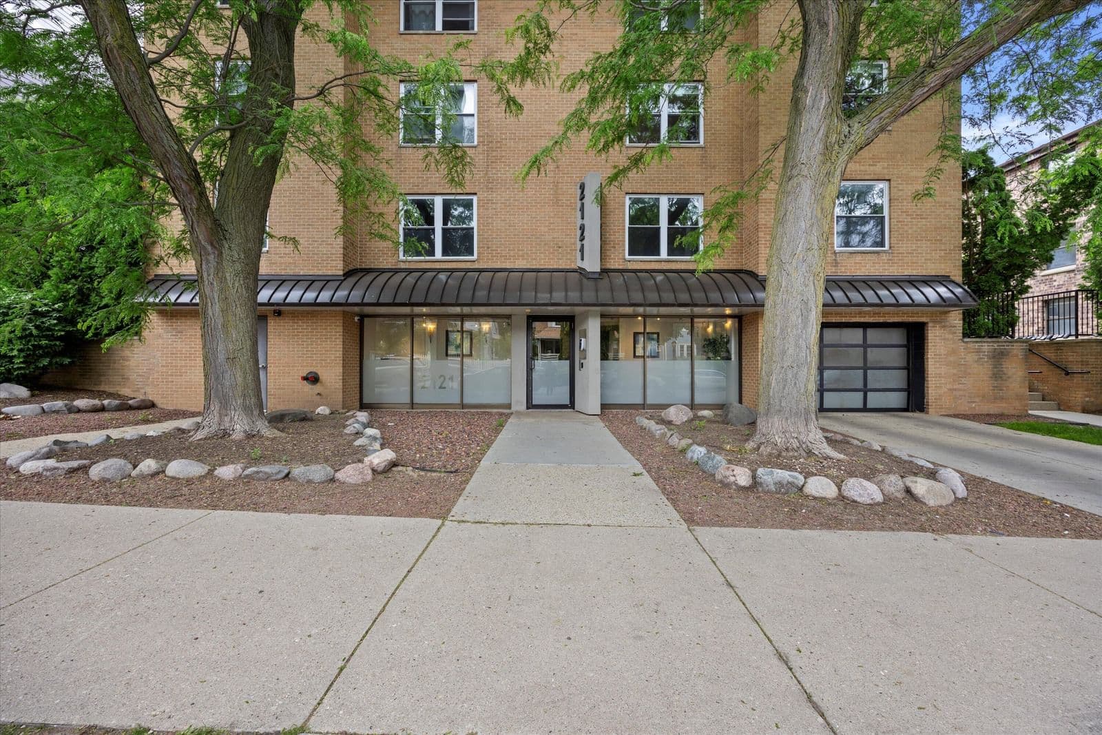 2121 Cambridge, Milwaukee, WI 53202