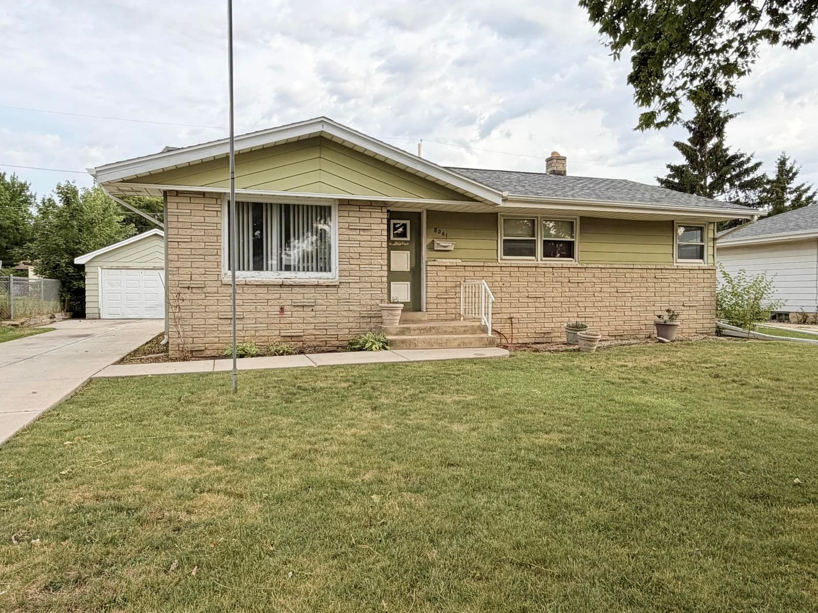 8261 Daphne, Milwaukee, WI 53223