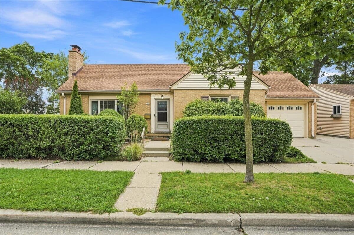 427 Van Norman, Milwaukee, WI 53207