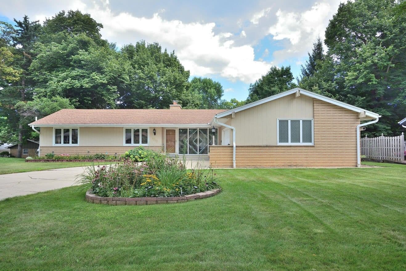 5222 20th, Milwaukee, WI 53221