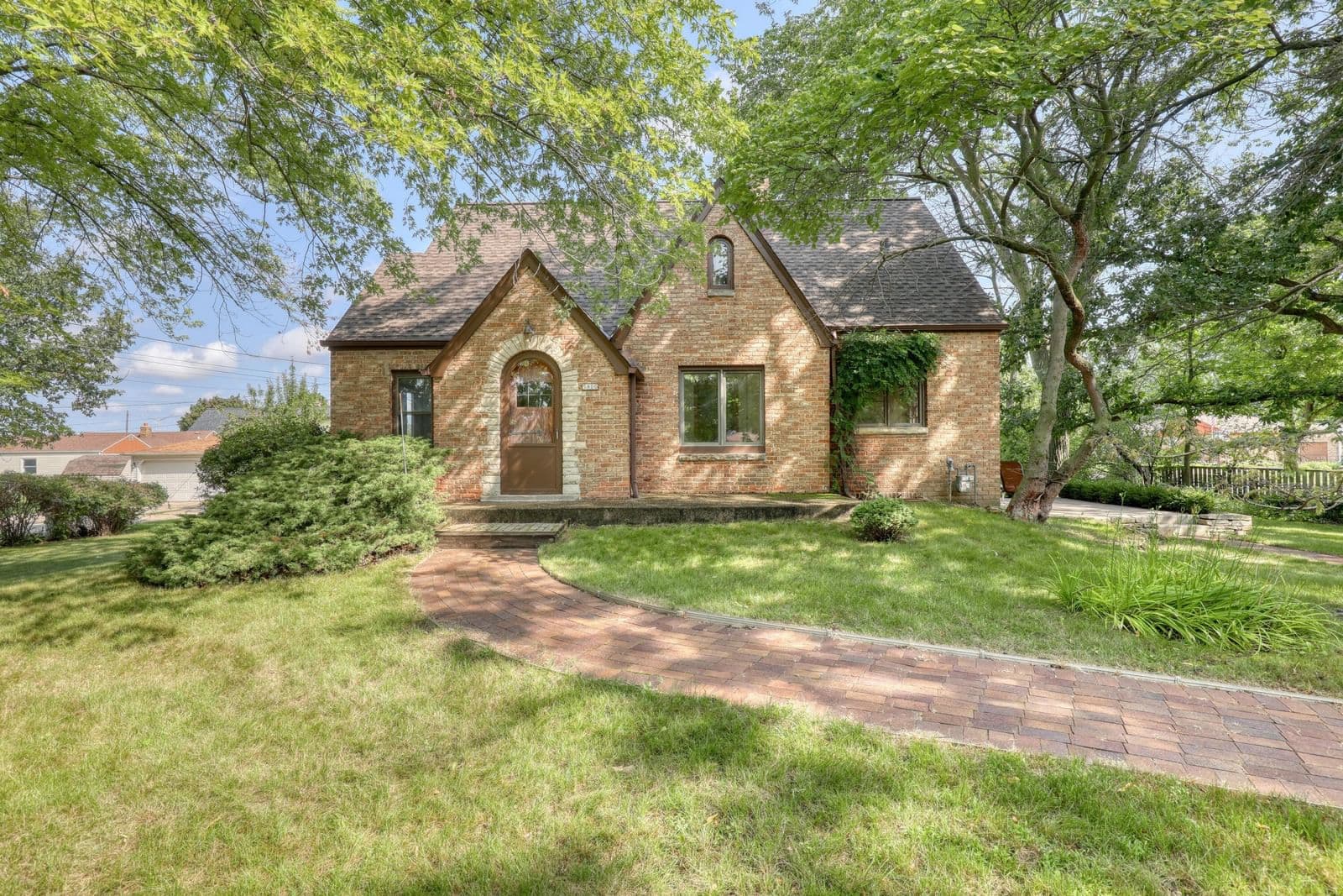 5800 Howard, Milwaukee, WI 53220