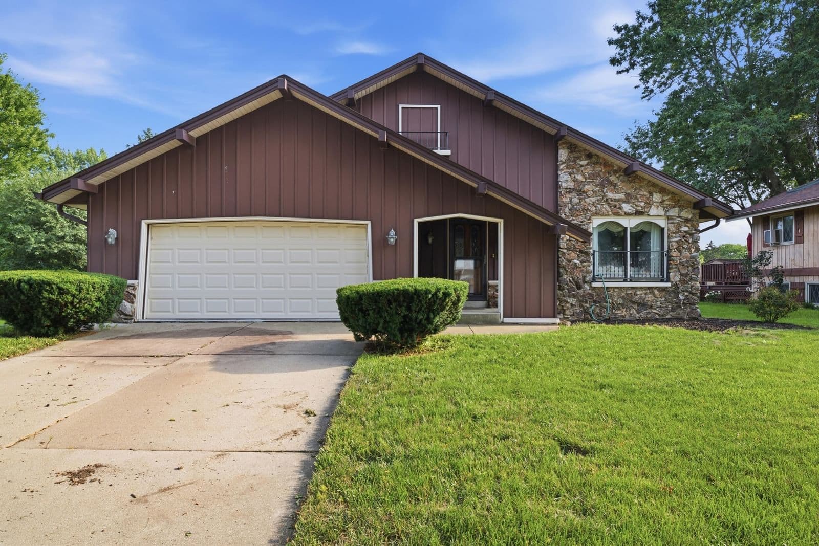 325 Parkway Estates, Oak Creek, WI 53154