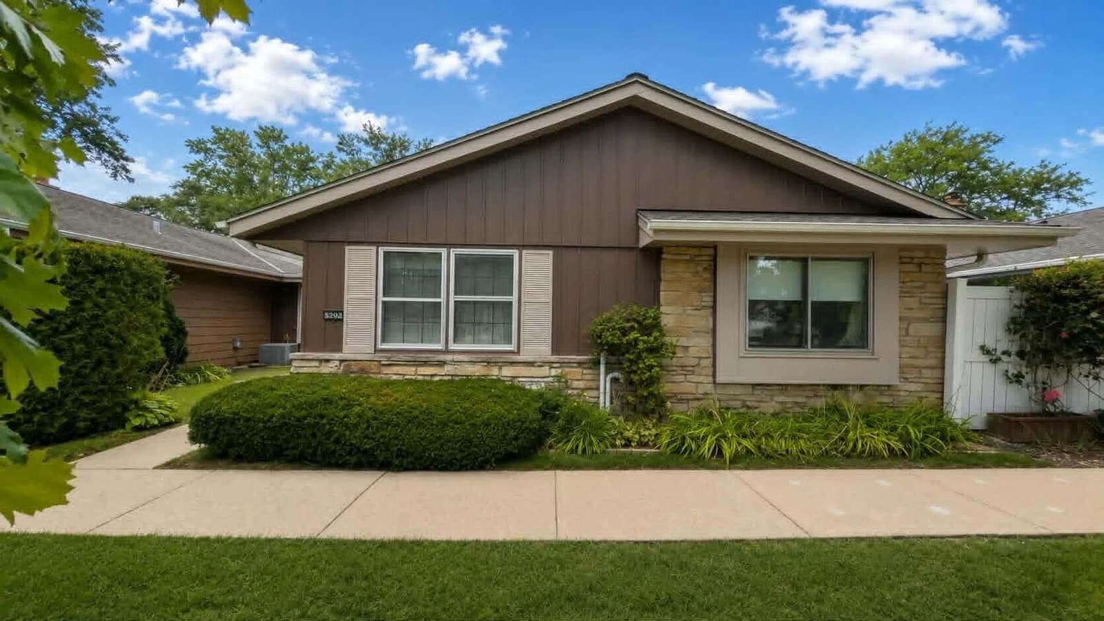 5292 Woodbridge, Greenfield, WI 53221