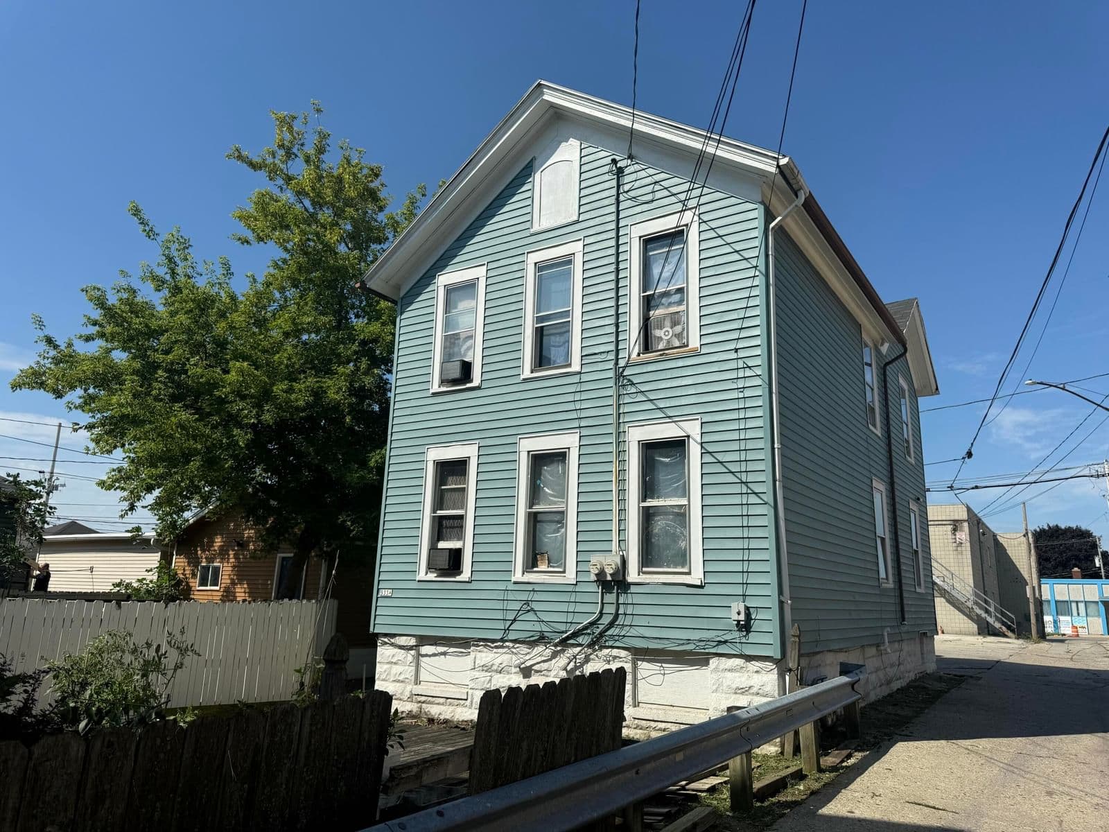 533 26th, Milwaukee, WI 53233