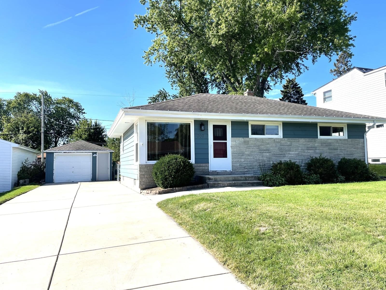 707 Lakeview, South Milwaukee, WI 53172