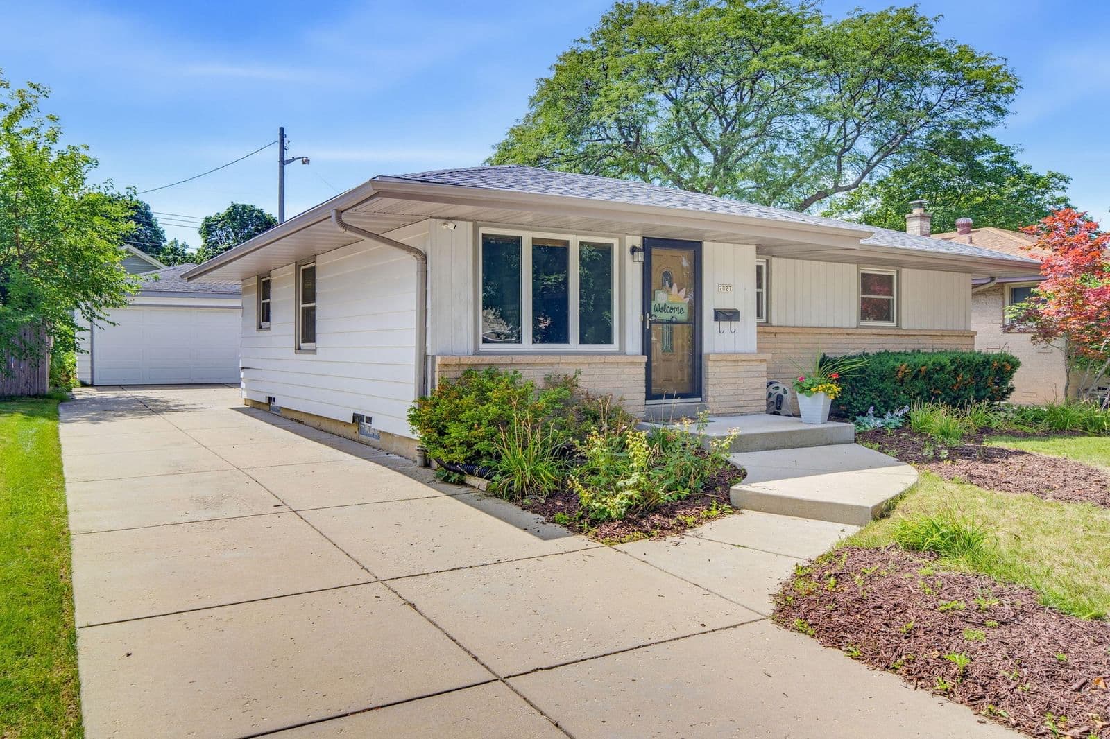 7827 Eden, Milwaukee, WI 53220